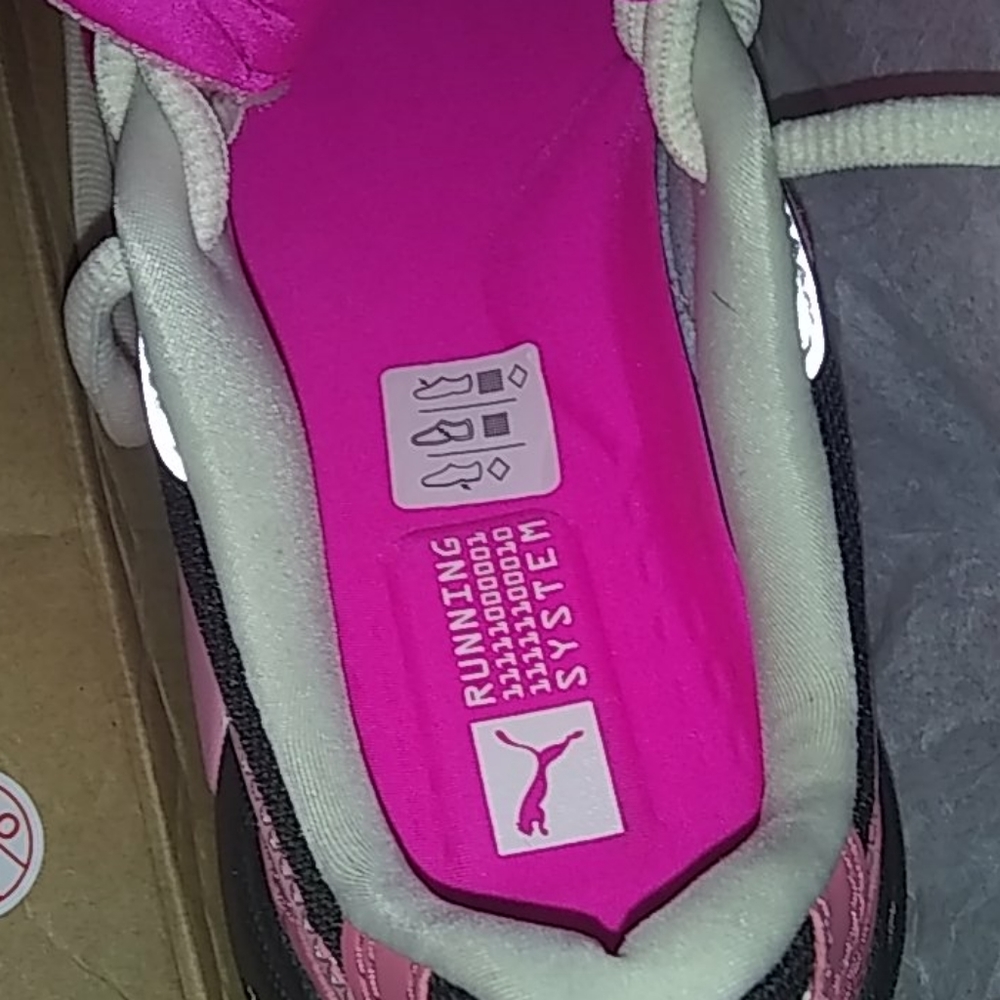 Sneakers - Picture 6 of 7
